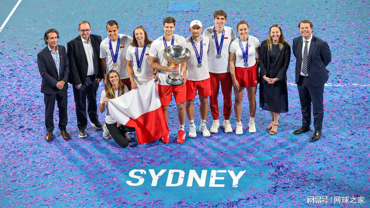 AG体育官方入口-斯瓦泰克罕见两连败吞蛋落泪,波兰险胜瑞士夺得联合杯冠军